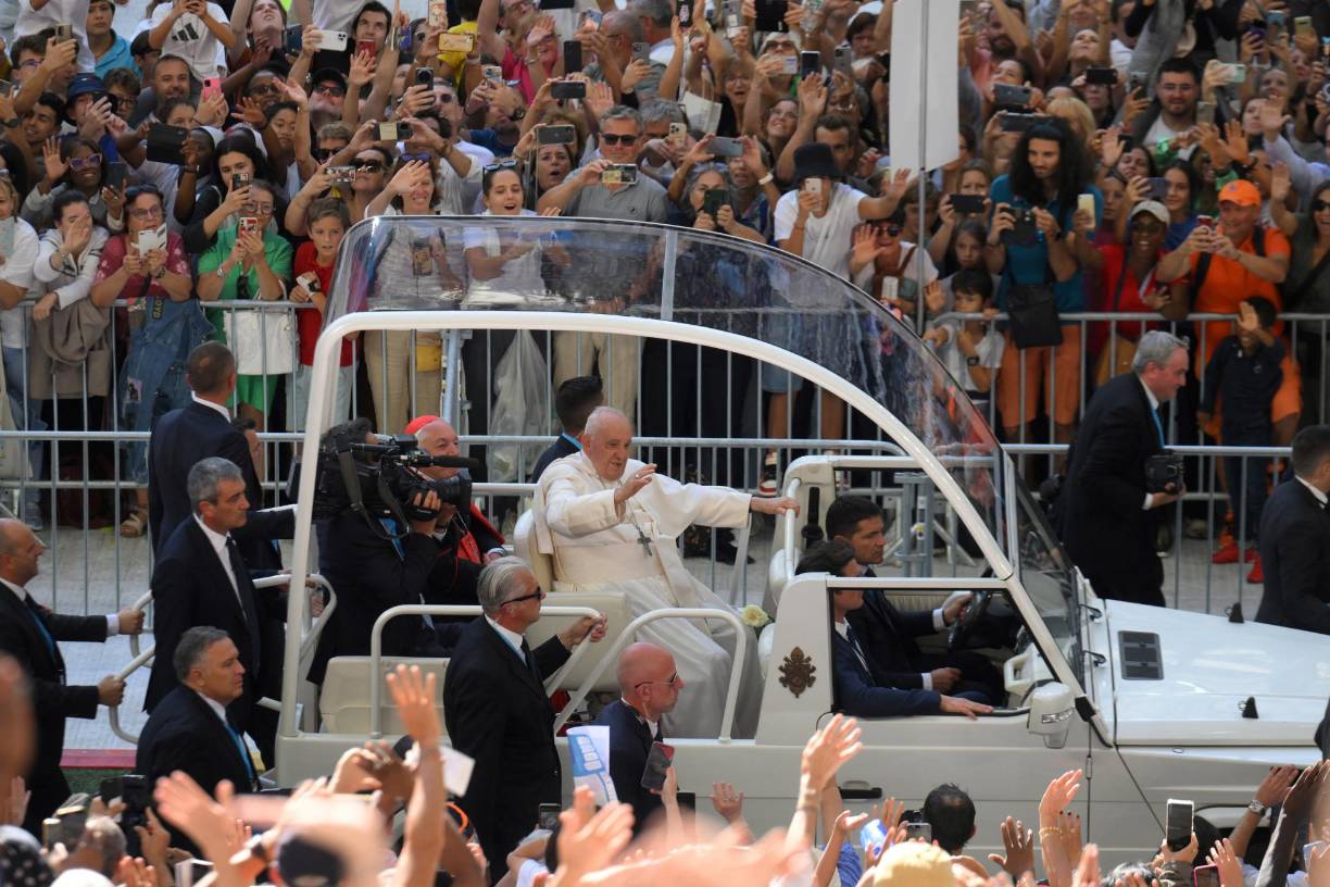 Al evento católico, también asistió el presidente francés Emmanuel Macron, su esposa, Brigitte, y la presidenta del Banco Central Europeo, Christine Lagarde. 