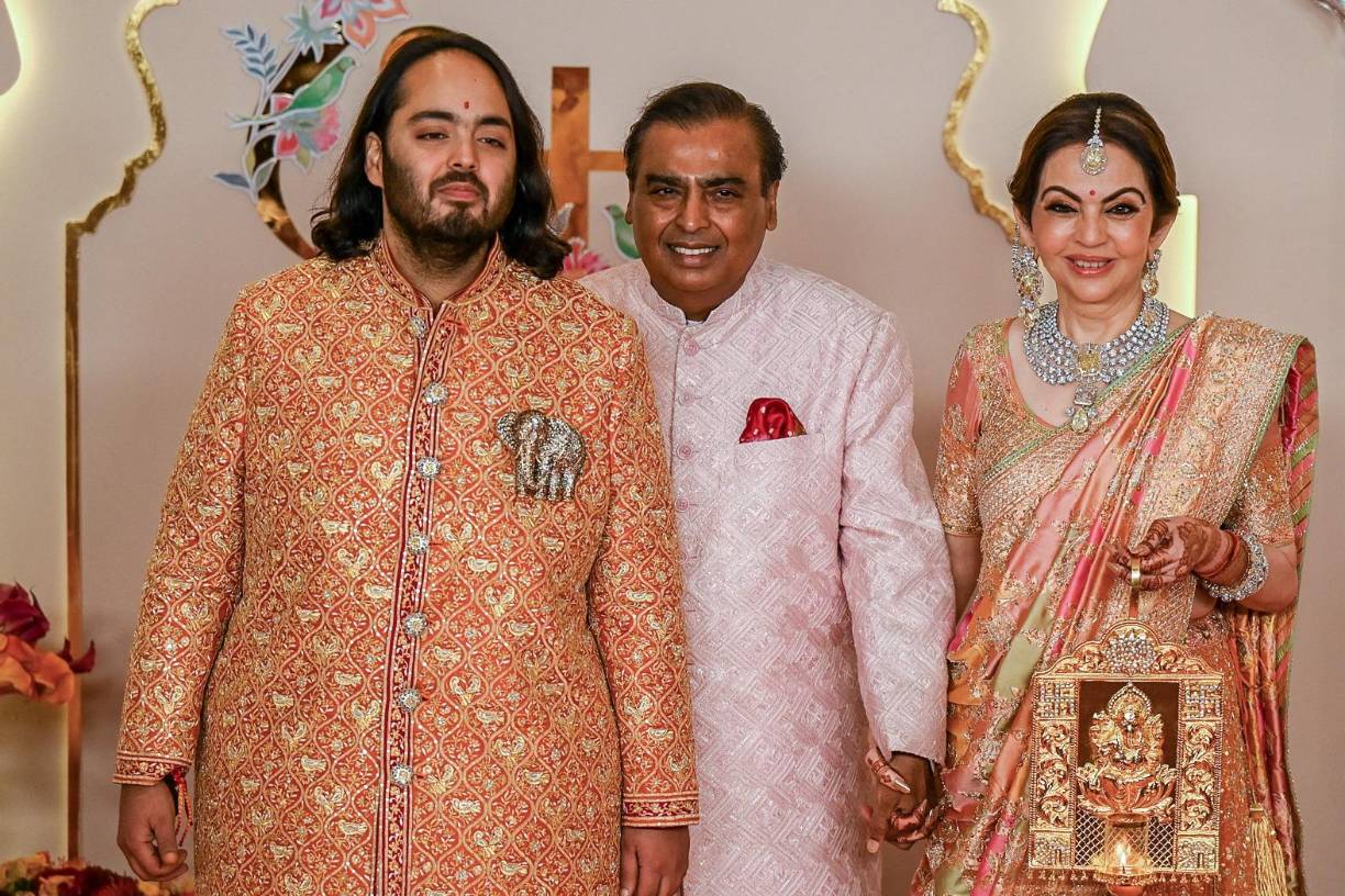 El magnate multimillonario y presidente de Reliance Industries, Mukesh Ambani (C), su esposa Nita Ambani y su hijo Anant Ambani.