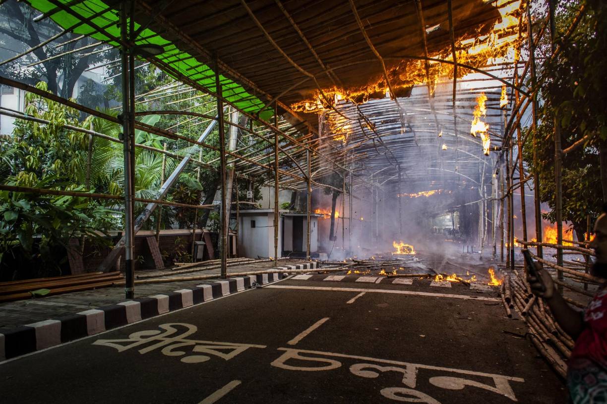 En las imágenes del canal bangladesí Channel 24, se ve a una multitud de personas entrar en la residencia de Sheikh Hasina y saludar a la cámara.