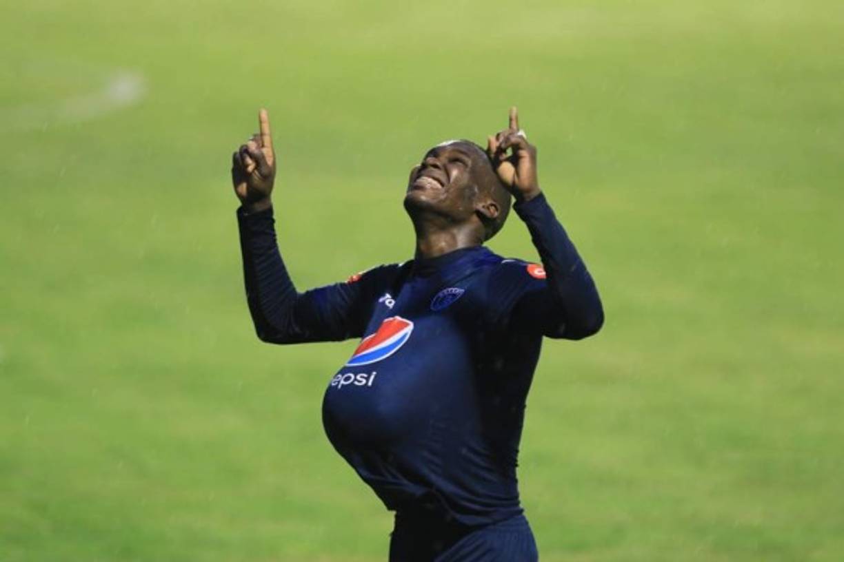 Rubilio Castillo festejó con el balón debajo de la camisa porque viene un nuevo heredero del delantero motagüense. 'Así es viene un Castillo para la familia y lo traemos al mundo con mucho orgullo, para él va ese gol', dijo tras el partido.