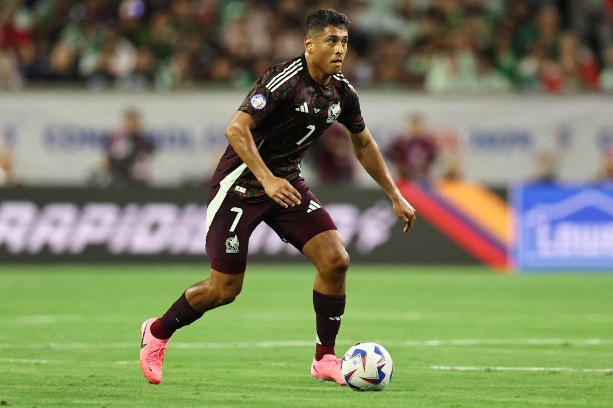 El mexicano Luis Romo destacó en el mediocampo frente a Jamaica.