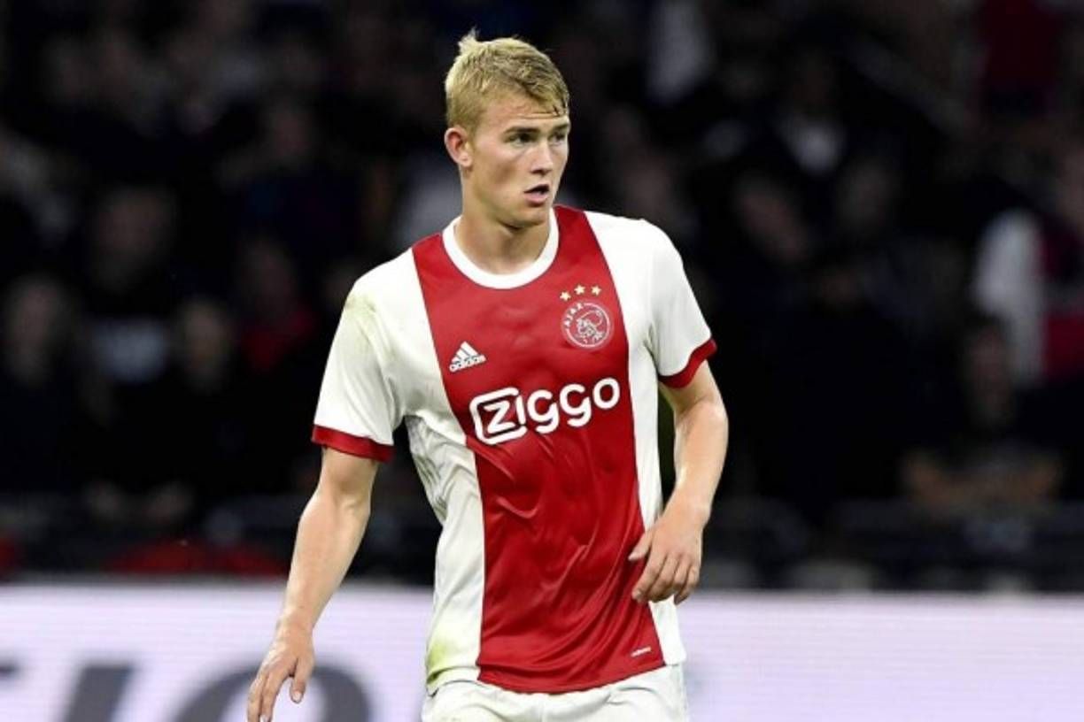 Barcelona y Bayern Múnich vuelven a coincidir en el mercado de fichajes. Eso, al menos, es lo que asegura el diario holandés AN, según el cual el central del Ajax de Amsterdam, Matthijs de Ligt, esté subrayado en rojo por los responsables deportivos de ambos conjuntos. El jugador, de solo dieciocho años, es una de las grandes apariciones del fútbol continental, y posee unas condiciones -tanto físicas como técnicas- que han llamado la atención de varios de los clubes más poderosos de Europa.
