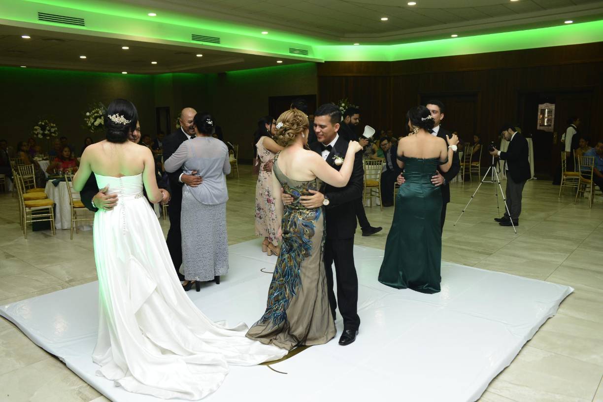 Familiares y amistades de los recién casados bailaron junto con ellos en la pista. 