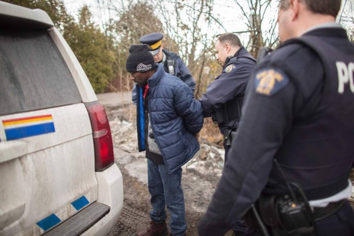 Los agentes fronterizos detienen a los migrantes para interrogarlos y luego inician con el proceso de asilo.