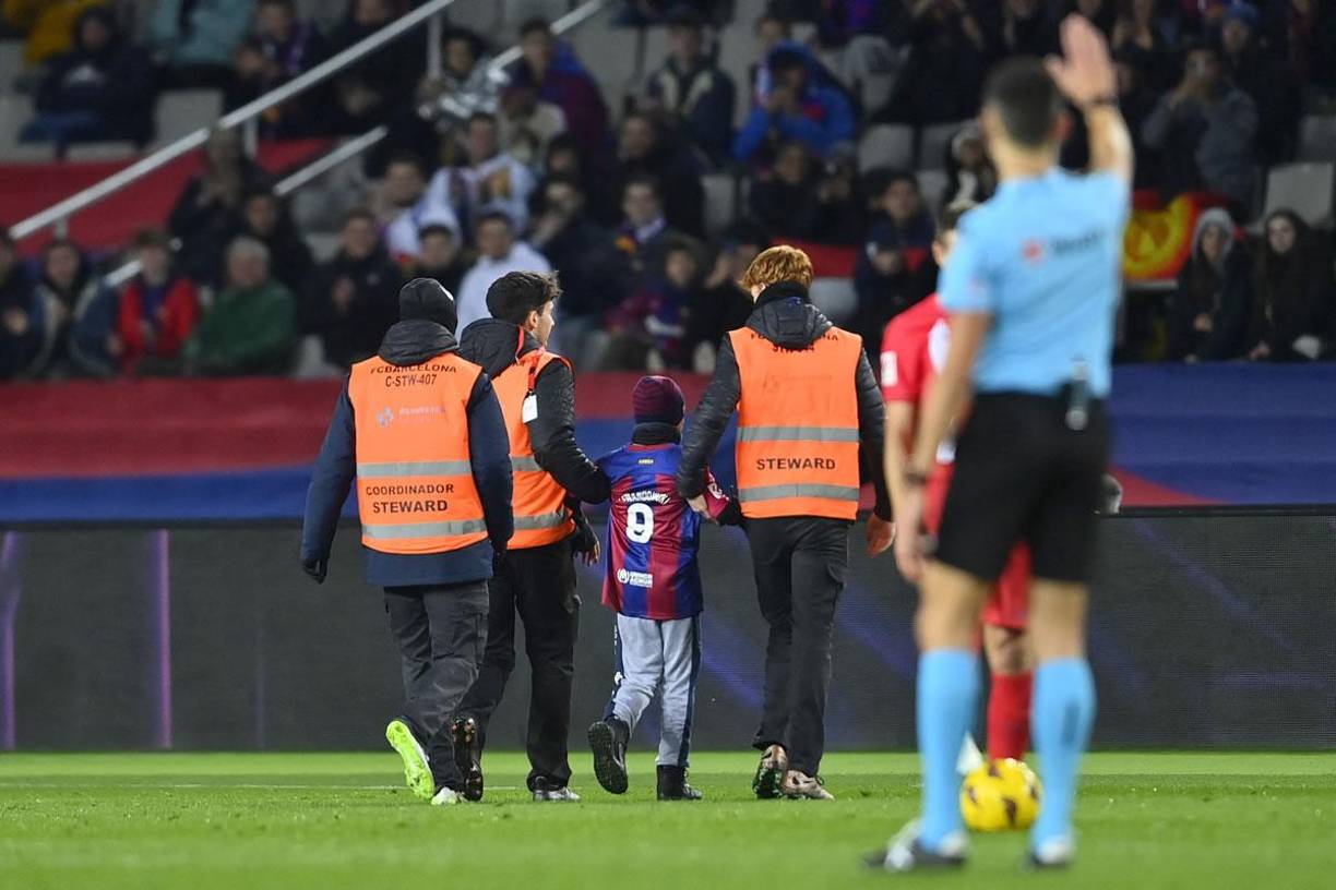 Al final, el personal de seguridad del estadio sacó al niño del campo para regresarlo a las gradas.