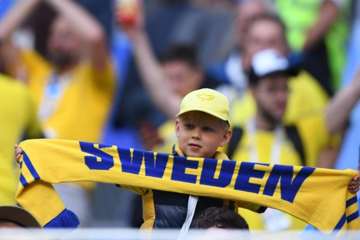 Un pequeño sueco esperando el partido de su selección. Foto AFP