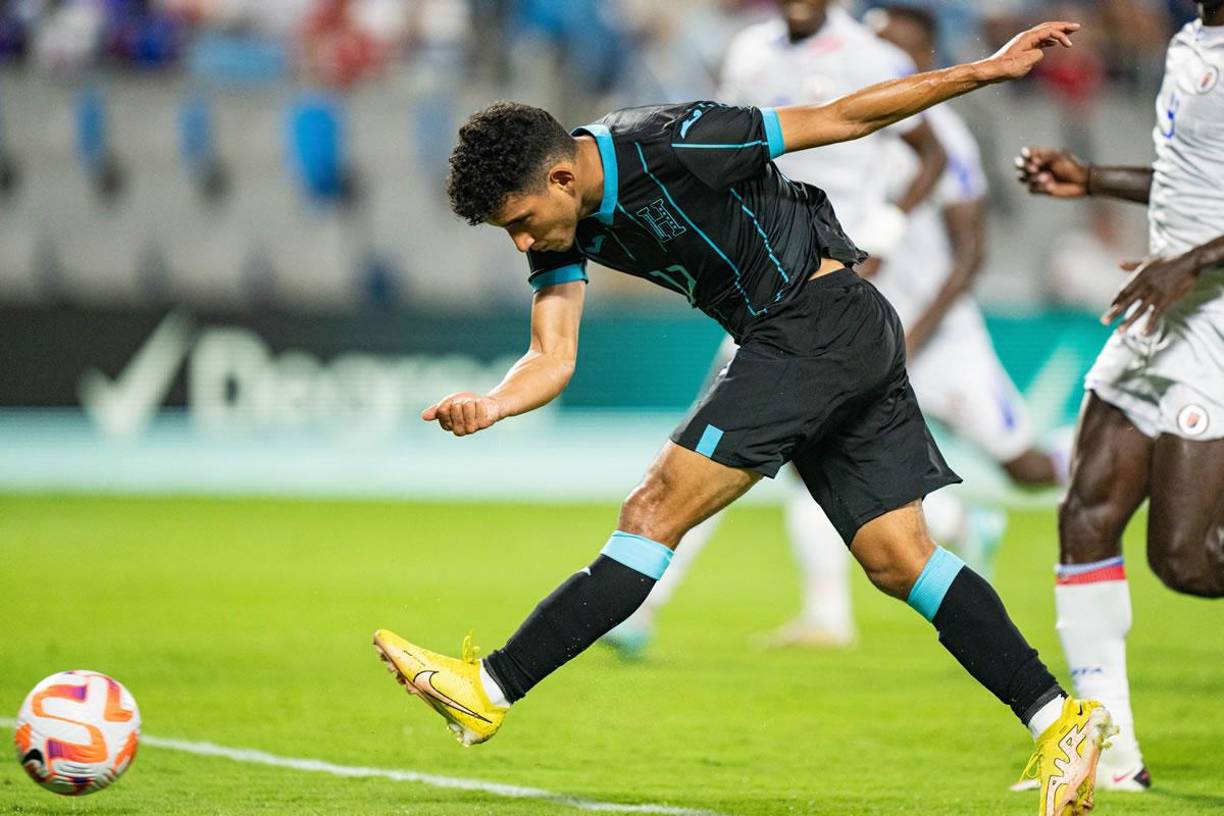 Con este disparo de zurda marcó José Mario Pinto su golazo para la remontada de Honduras 2-1 ante Haití.