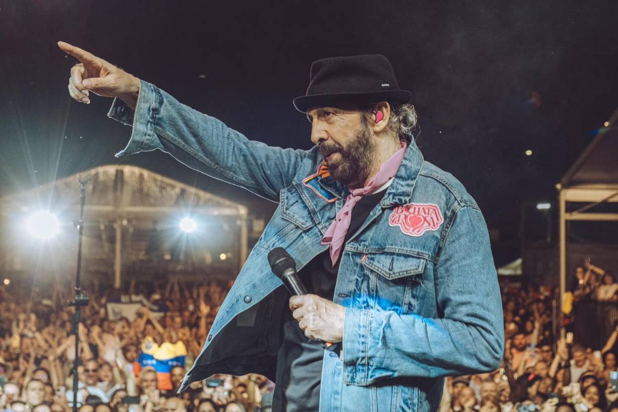 Guerra es multifacético, el cantante, compositor y productor musical ha conquistado público de todo el mundo gracias a su música. A lo largo de su trayectoria ha recibido múltiples reconocimientos, entre ellos 27 premios Grammy Latino, 2 Grammy anglo, 11 Latin Billboard, entre otros.<i>Fuente: Univisión</i>