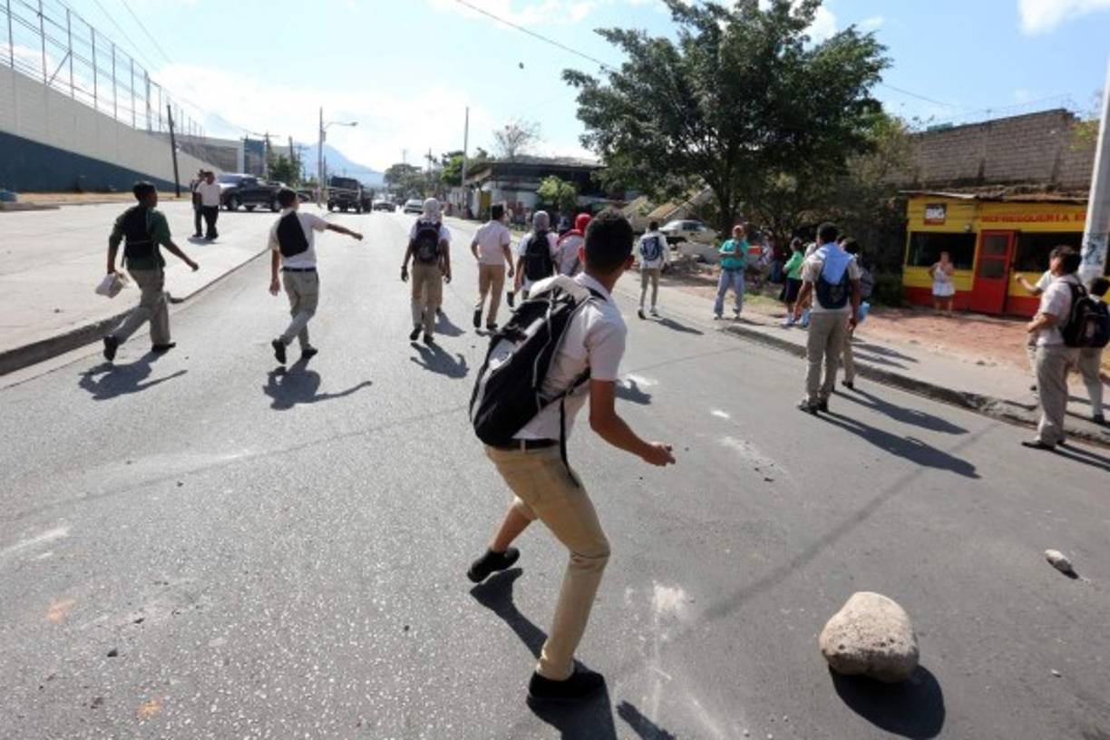 Aunque Derechos Humanos no lo admite, los estudiantes lanzaron piedra contra la policía.