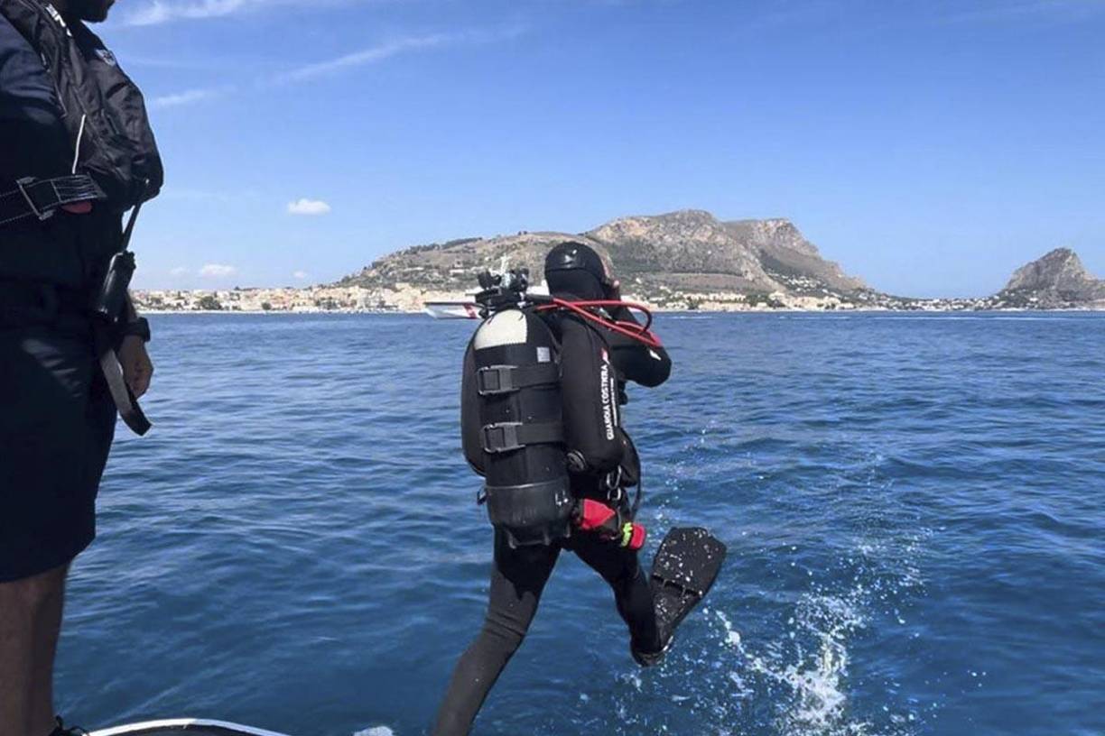 Durante la mañana los buzos habían vuelto a sumergirse a los 50 metros de profundidad, donde se encuentra el velero, en búsqueda de la última víctima, después de que este jueves recuperasen el cadáver del quinto de los seis desaparecidos, que era Mike Lynch, según los medios.
