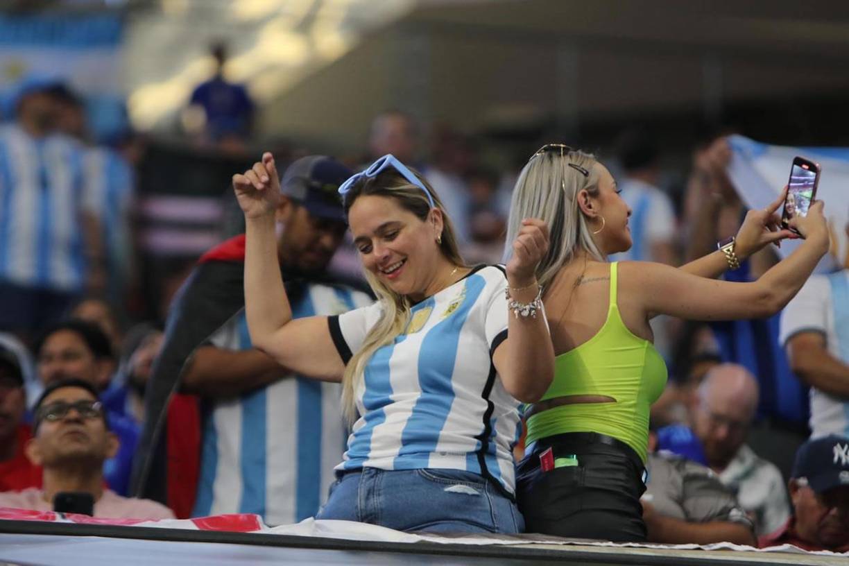 Estas dos guapas aficionadas pusieron el sabor en las gradas del Mercedes-Benz Stadium de Atlanta.