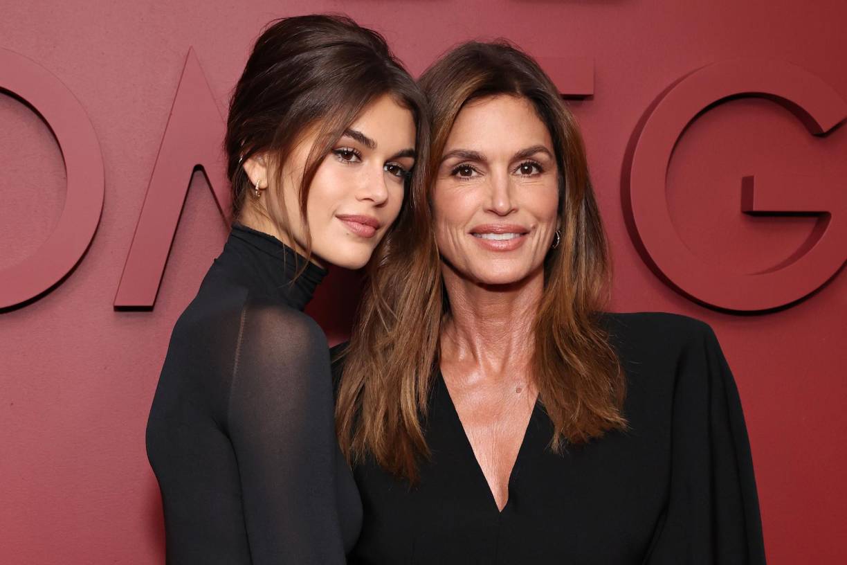Cindy Crawford (derecha) es una de las supermodelos más emblemáticas de los 90, conocida por su distintivo lunar junto a su boca y su presencia magnética en la pasarela. Crawford comenzó su carrera a finales de los 80 y rápidamente se convirtió en una de las modelos más solicitadas del mundo.