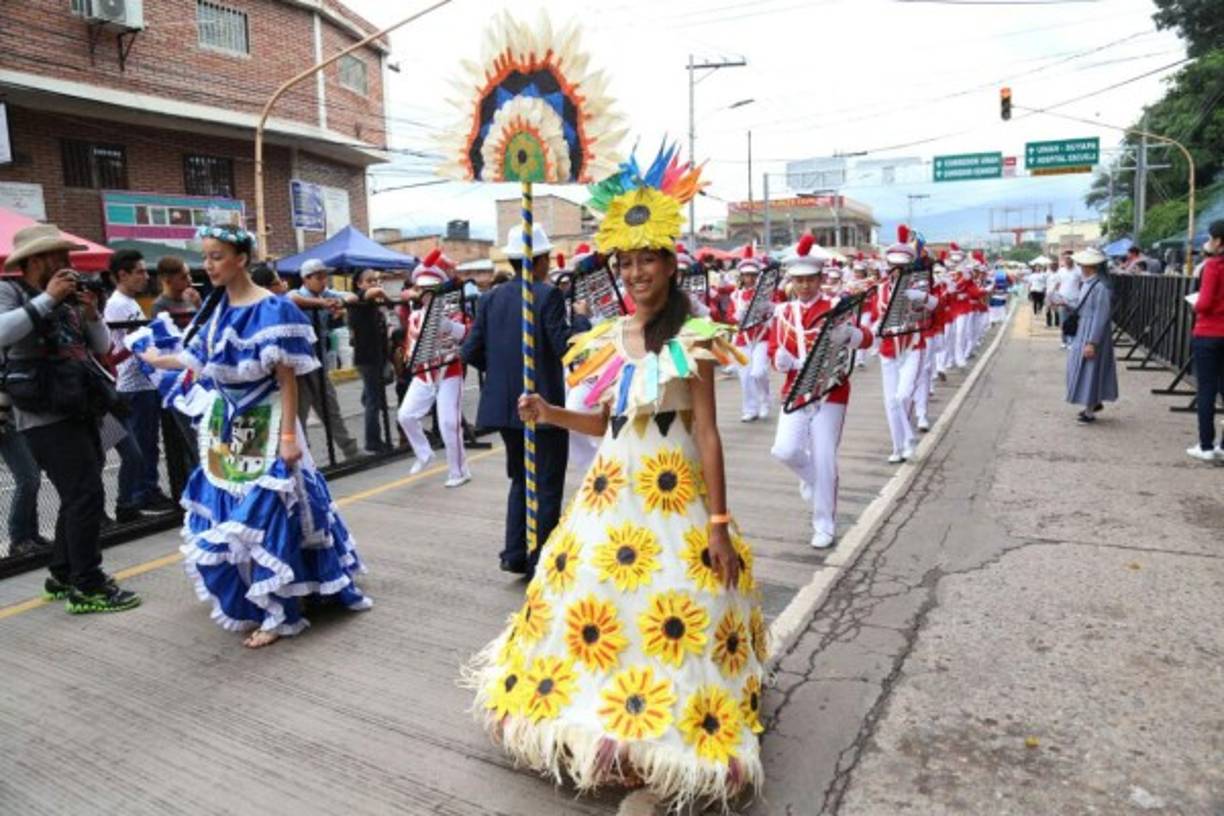 Honduras cumple hoy 195 años de independencia y miles de estudiantes de los colegios privados y públicos le rinden honor a la patria.