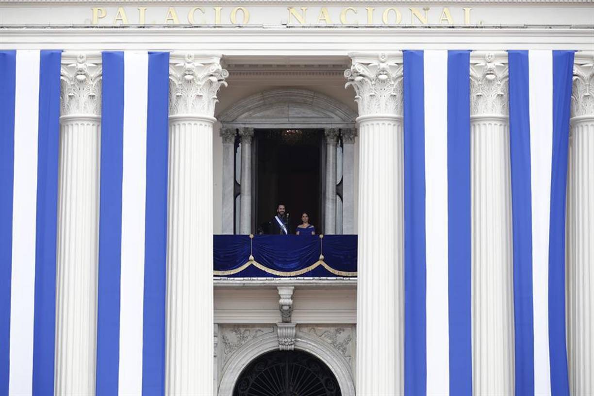 “¡<b>Bukele, Bukele</b>!”, gritaron, entre disparos de salva, miles de simpatizantes que colmaban la plaza frente al palacio, bajo un intenso sol. Poco después comenzó un desfile militar, con aviones que dejaban una estela azul y blanco, colores de la bandera salvadoreña.