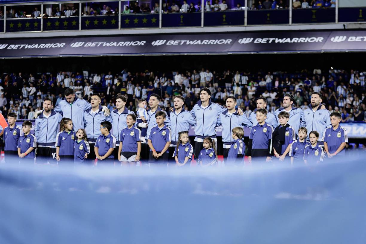 Ya con la ventaja, el técnico Lionel Scaloni comenzó a rotar sus jugadores para los ingresos de Nehuén Pérez, Facundo Medina en defensa, Giuliano Simeone, Leandro Paredes y Giovani Lo Celso para refrescar el mediocampo.
