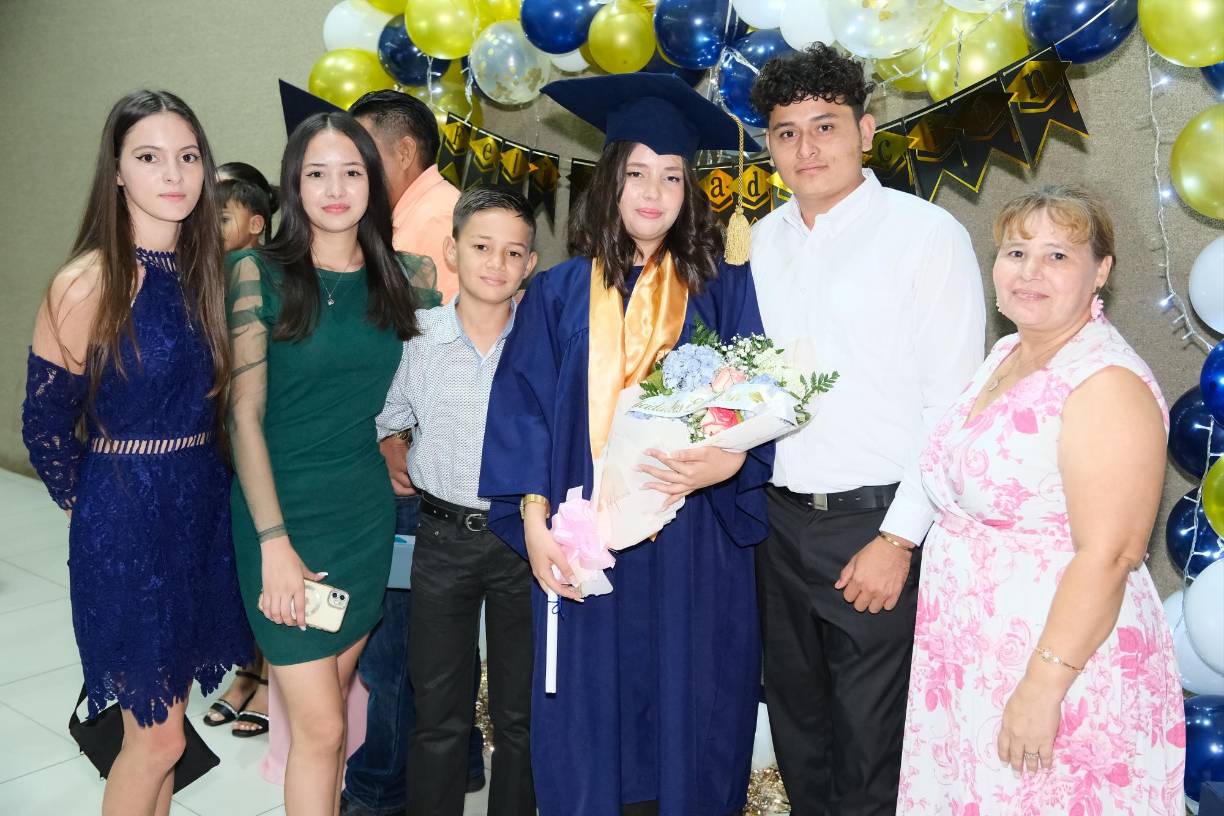 Lisy Mendoza, Isis, Marco y Fabiola Maldonado junto a Axel Gonzáles y Ana Hernández