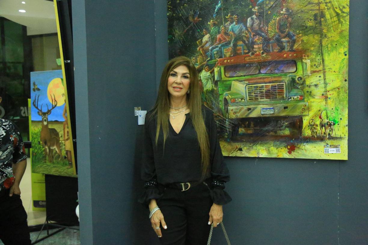 Carmen Chahín visitó la exposición pictórica. 