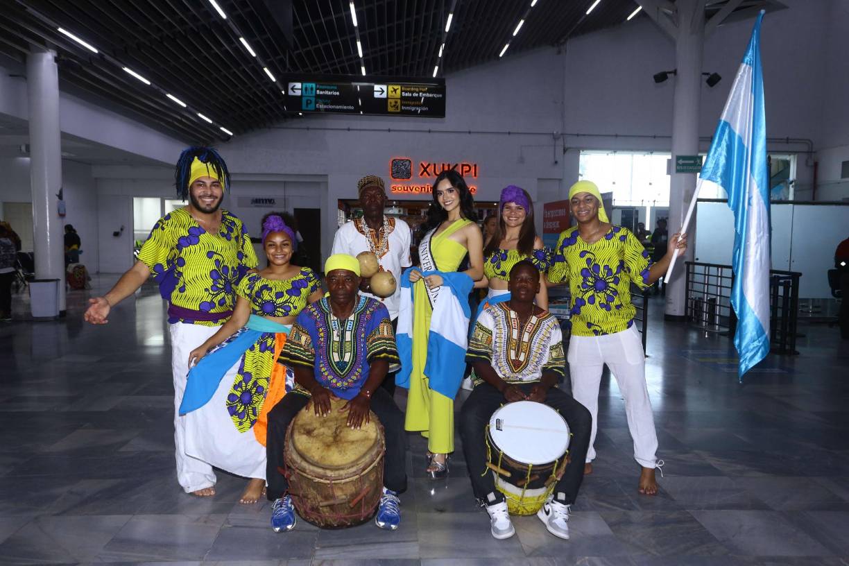 Los chicos de Frank Shows llegaron al aeropuerto desde temprano para estar listos cuando Zuheilyn entrara al aeropuerto y comenzar el espectáculo al son de los tambores.