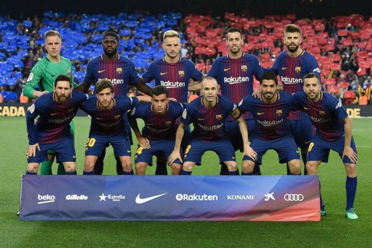 GRAF1259. BARCELONA, 20/10/2018.- El delantero argentino del FC Barcelona, Leo Messi, es atendido por los servicios médicos del equipo blaugrana tras caer lesionado en una jugada del encuentro correspondiente a la novena jornada de primera división que disputan frente al Sevilla en el estadio del Camp Nou, en Barcelona. EFE/Alejandro García.