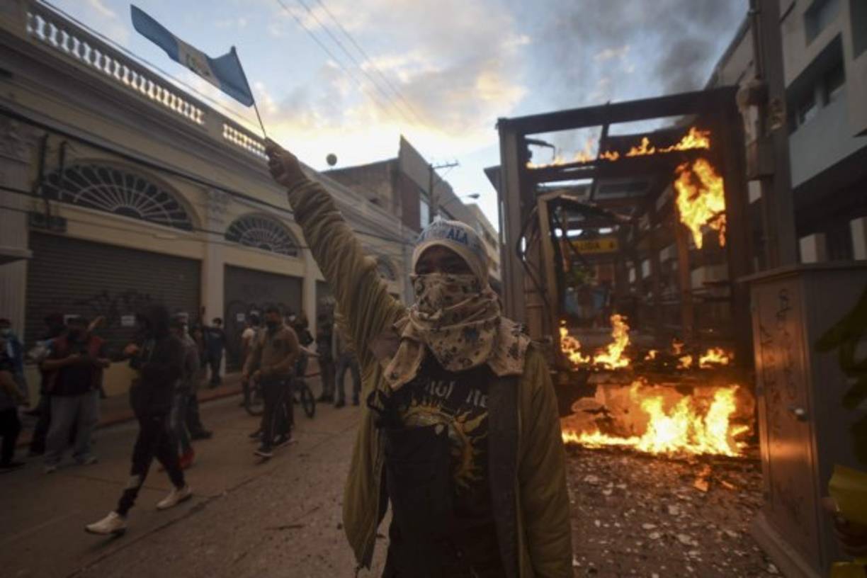 Los manifestantes rompieron la puerta de ingreso al Parlamento y también las ventanas, lanzando antorchas de fuego al interior y avanzando para destruir las instalaciones.<br/>