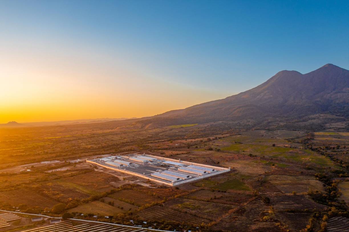 La megacárcel fue construida en una zona rural aislada en un valle cercano a Tecoluca, 74 km al sureste de San <b>Salvador</b>, y fue inspeccionada por Bukele.