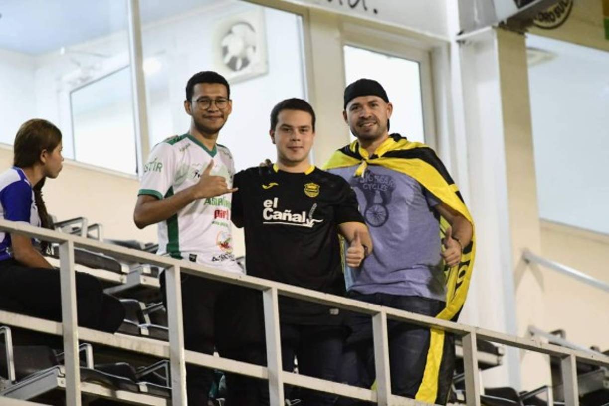 Estos aficionados del Real España y Platense dieron un gran ejemplo al compartir en el estadio Morazán y dejaron a un costado la rivalidad.