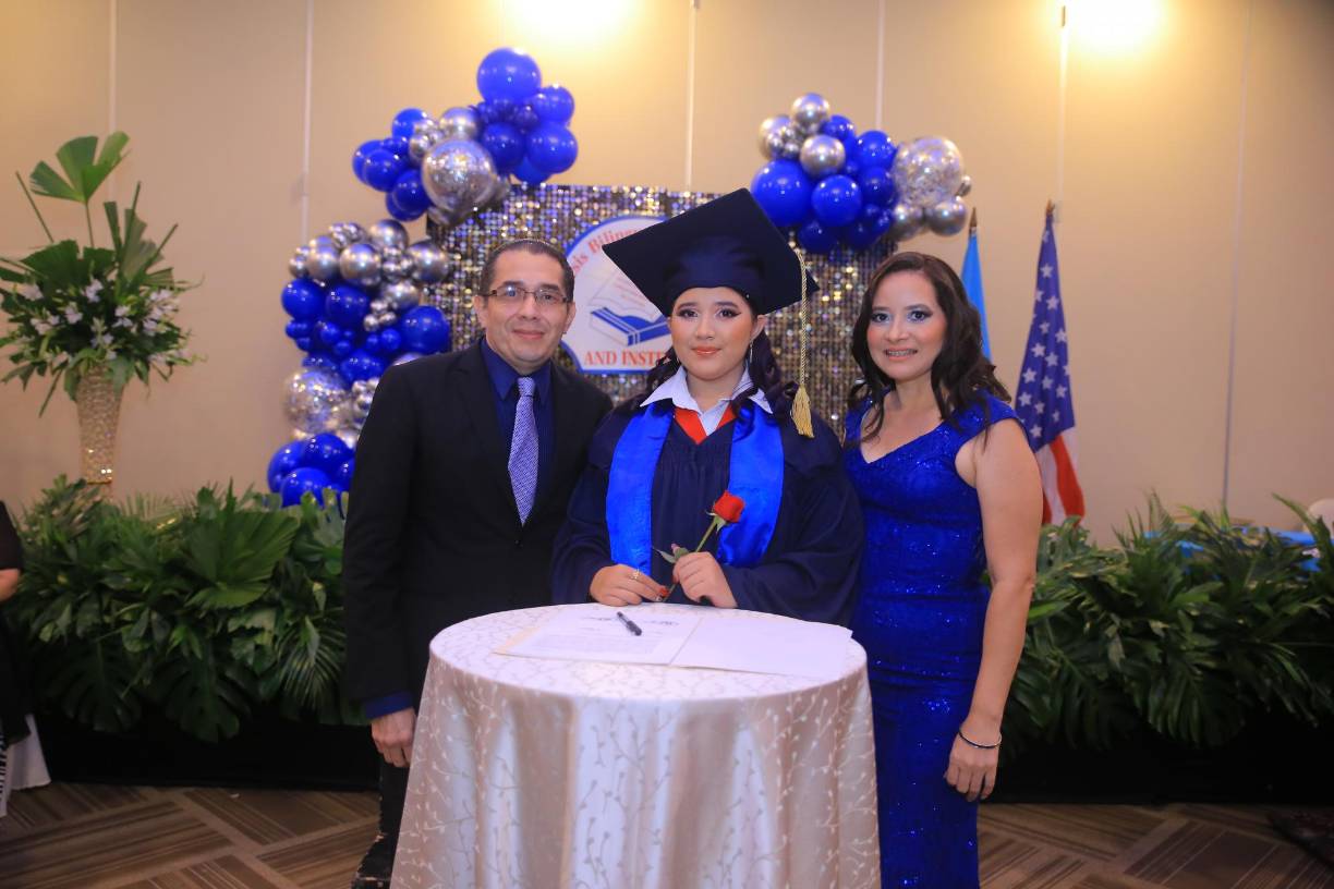 Angie Melendez junto a su familia.