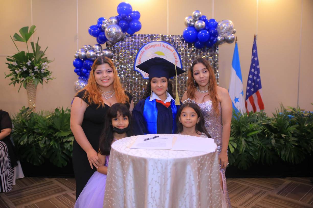 Melany Barahona fue acompañada por guapas chicas.