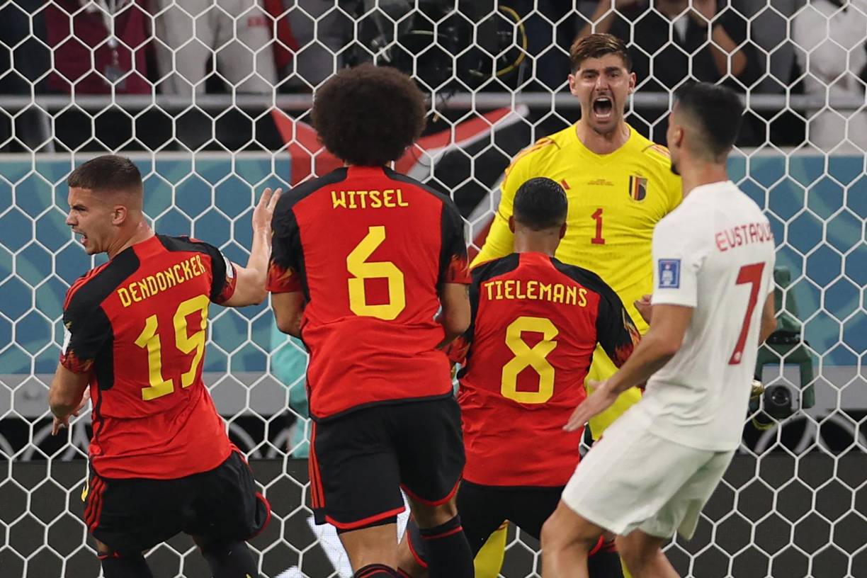 Thibaut Courtois celebrando con sus compañeros.