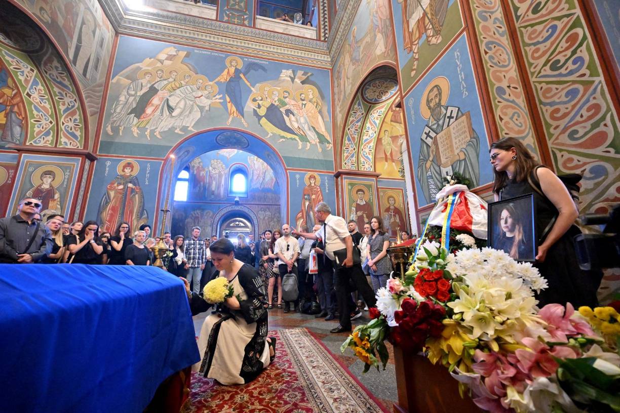 Unas 200 personas, entre ellas sus familiares, su hijo de 10 años y numerosos escritores y periodistas se acercaron para darle el último adiós al ataúd recubierto por una bandera con los colores amarillo y azul de Ucrania y rodeado de flores.