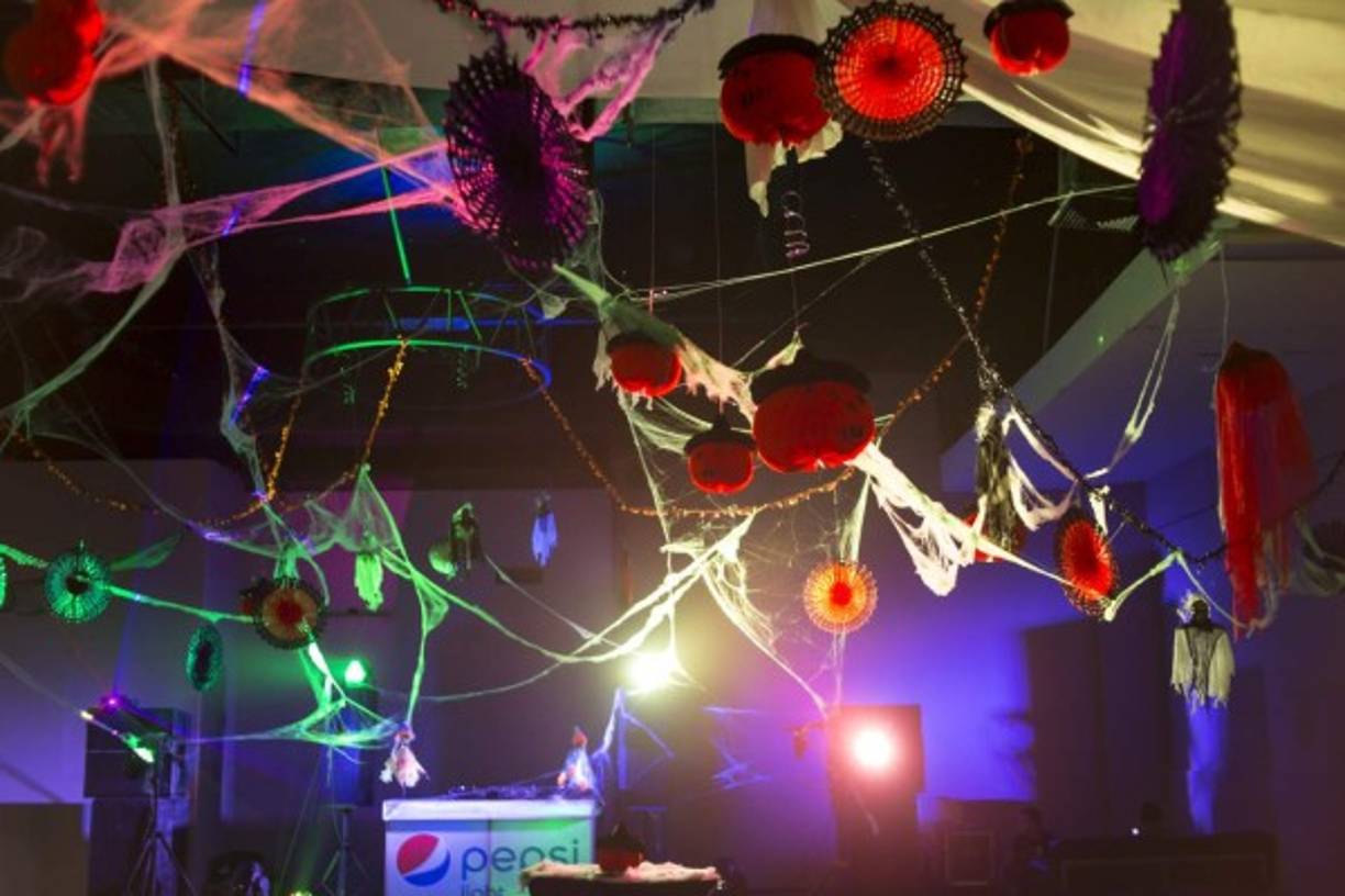 Distintivos de colores, telarañas, calabazas y efectos de tonos led le dieron vida a la atmósfera de fiesta y terror para la juventud de la Inter.