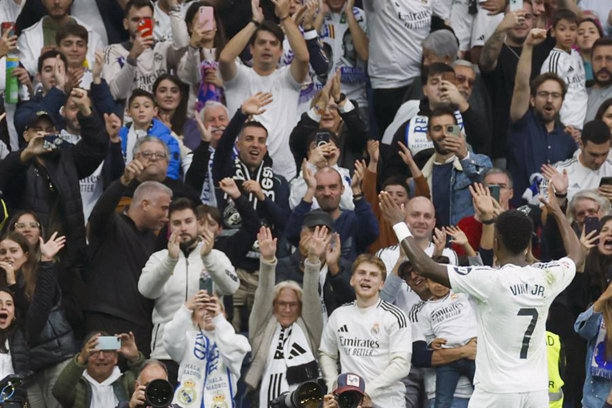 Vinicius se encargó de sellar su triplete en el 69 y el Santiago Bernabéu se rindió ante el brasileño.