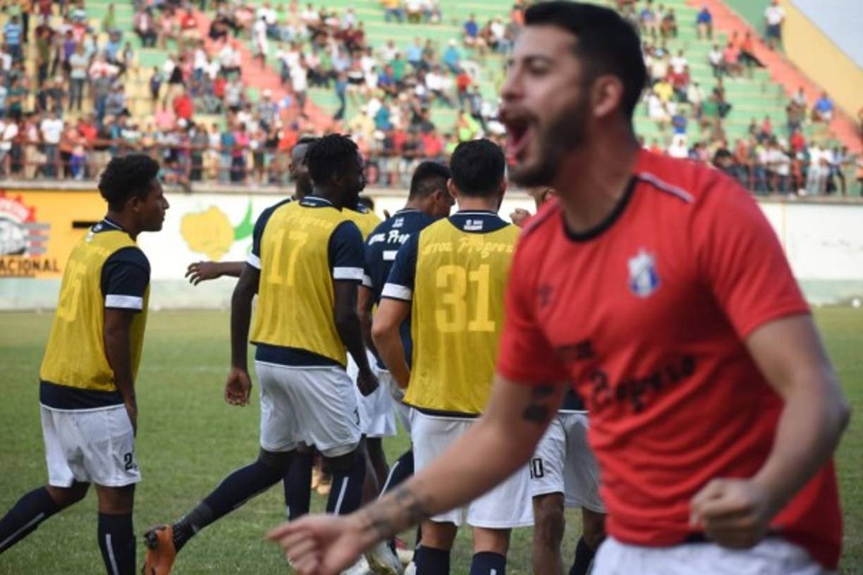 El eufórico festejo de los jugadores del Honduras Progreso.