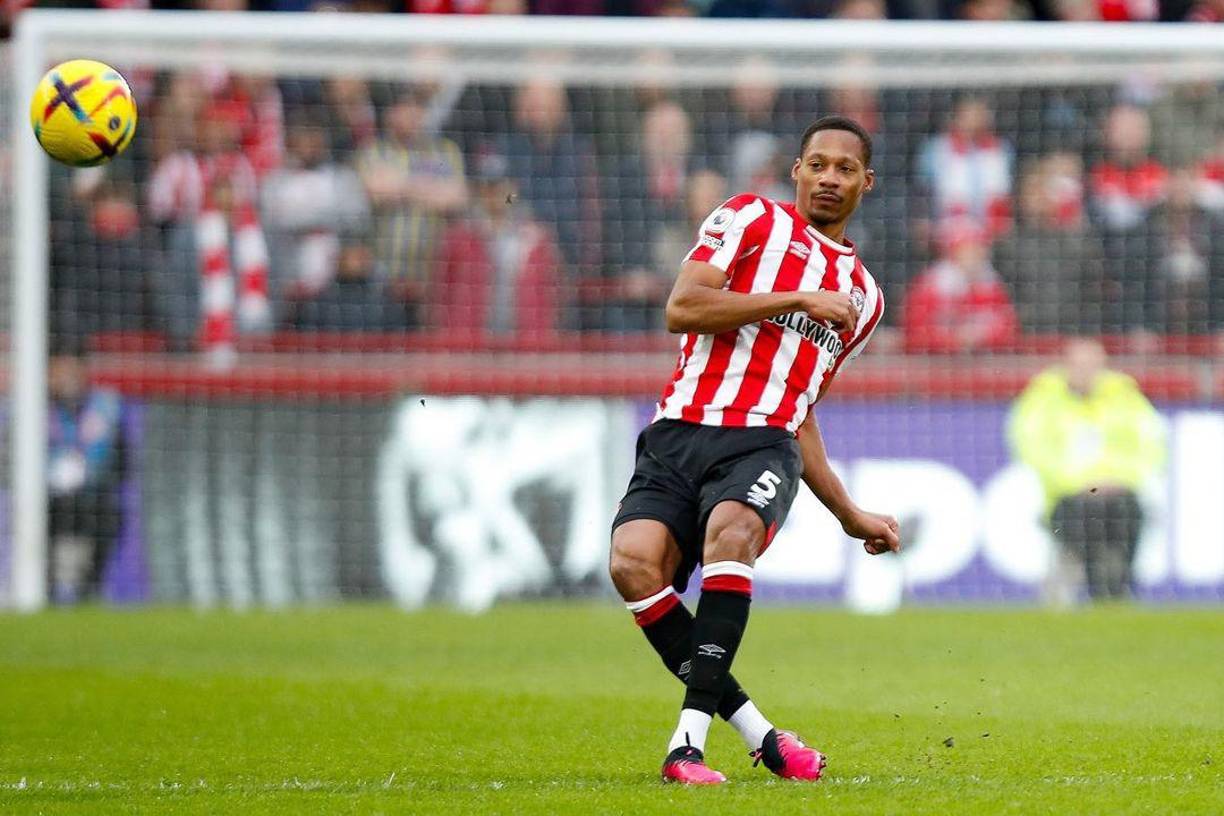 El defensor Ethan Pinnock es titular con el Brentford de la Premier League.