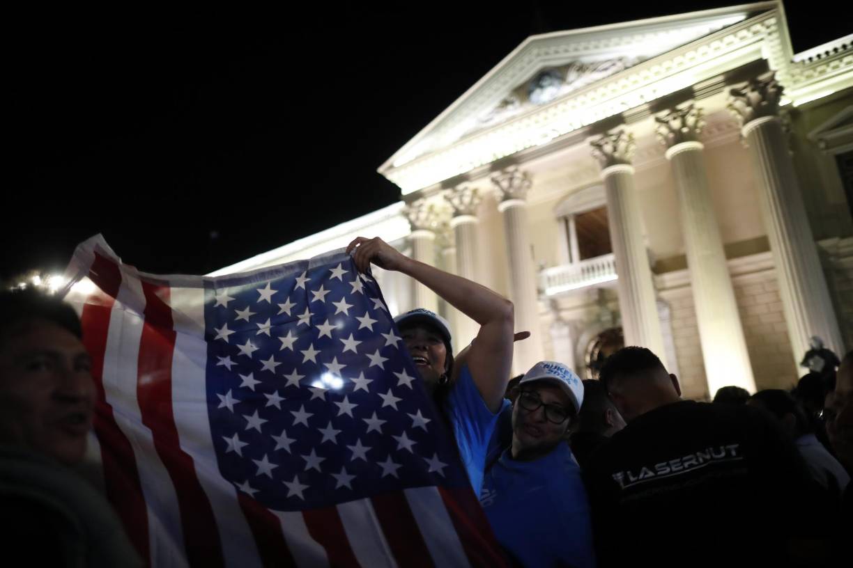 Bukele, que se postuló para la reelección a pesar de que la Constitución lo impide, echó mano de una argucia legal para presentarse a unos comicios en los que todas las encuestas le daban como claro favorito.