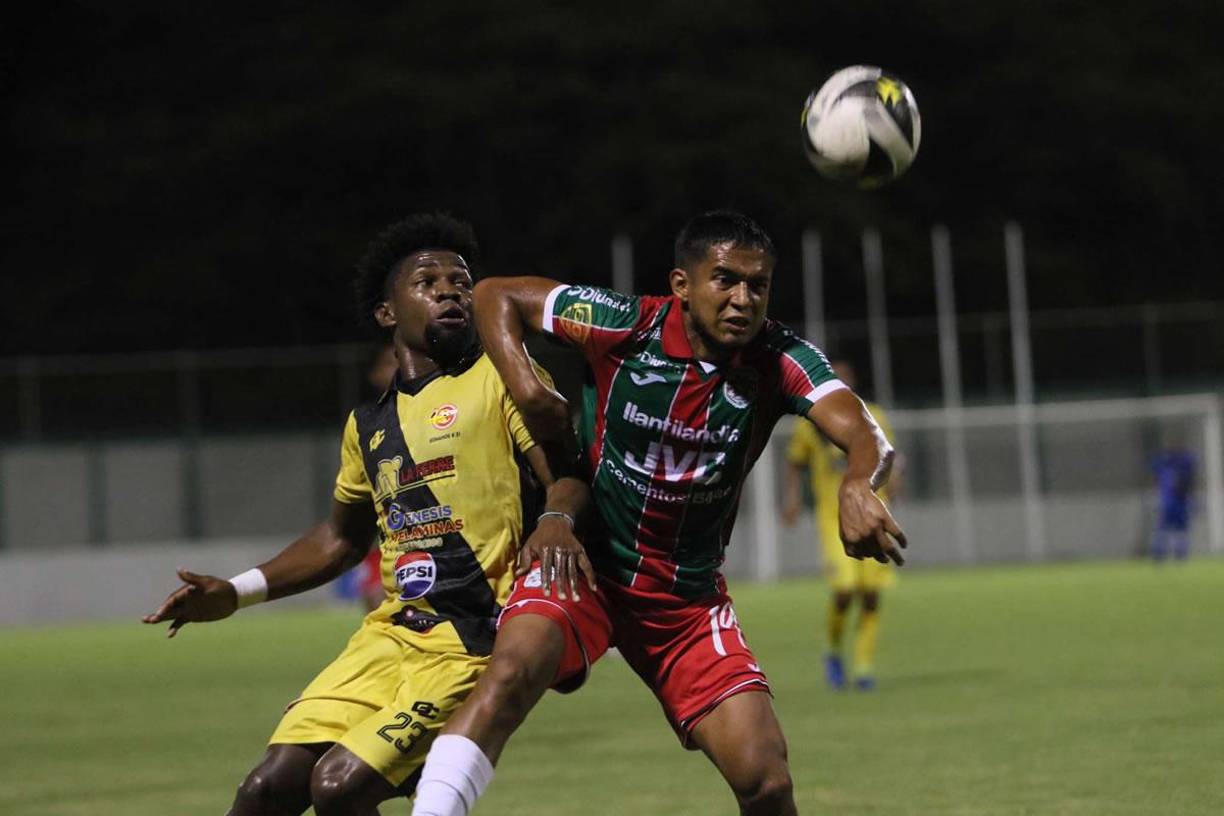 Marlon ‘Machuca‘ Ramírez y José Aguilera disputando el balón en un lance del partido en Comayagua.