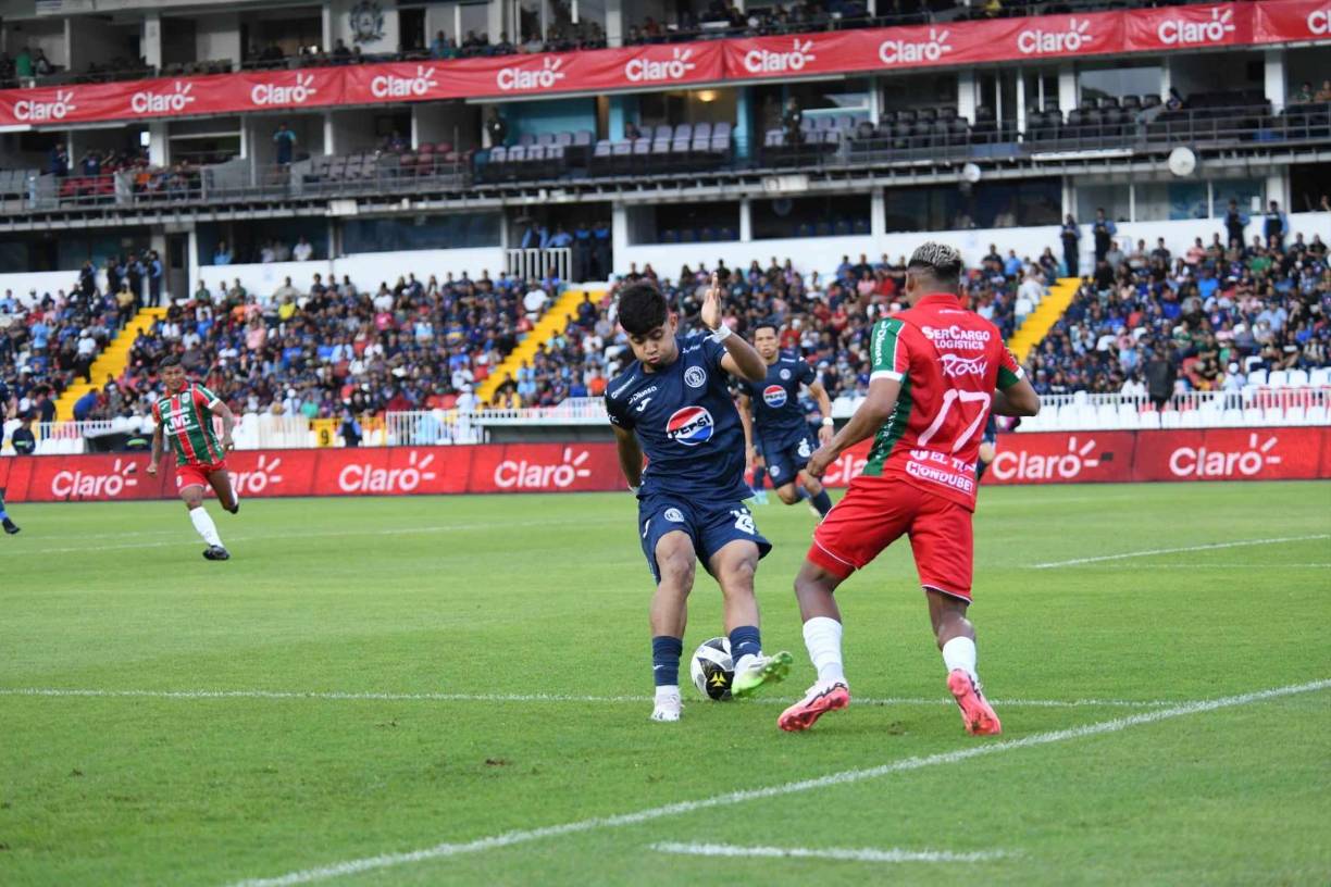 Alexy Vega fue un dolor de cabeza para Clever Portillo. El jugador del verde le hizo un caño de lujo al lateral de los azules.