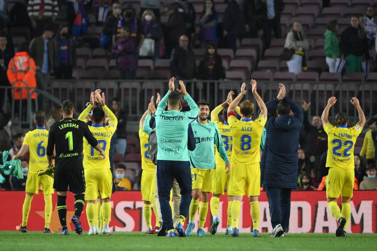 Los jugadores del Cádiz se quedaron en el campo celebrando la victoria con los aficionados que asistieron al Camp Nou.