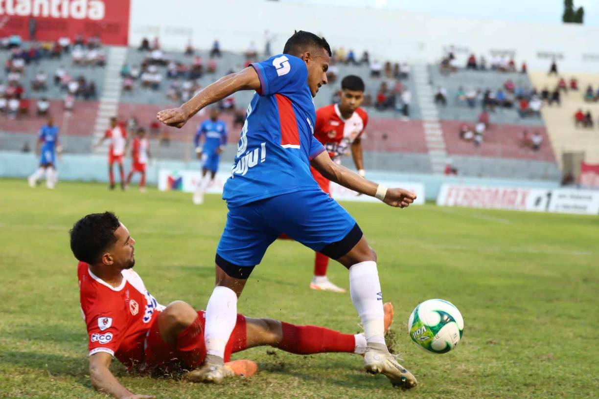 Los Albos y Cocoteros buscaban abrir el cerrojo en el Estadio Ceibeño, pero fue hasta el minuto 21 que los de Troglio lograron romper el empate. 