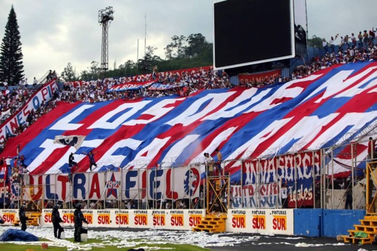 La Utral Fiel colocó una enorme manta para apoyar al Olimpia.