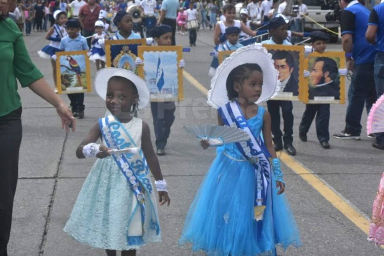 Acompañados con bandas de guerra, los pequeños dieron una muestra de patriotismo en la Novia de Honduras. <br/>