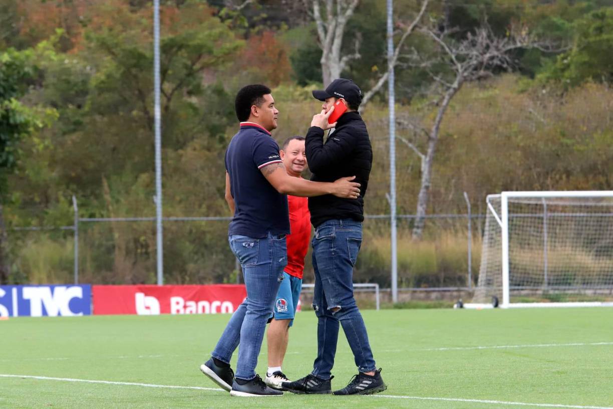 Carlos Will Mejía, exjugador que labora en el área administrativa del Olimpia, junto a José Luis Pineda.