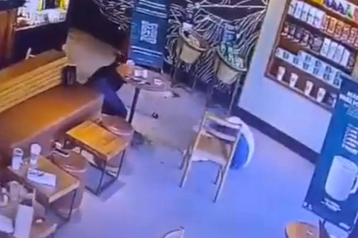 Sobreviviente de la balacera del Starbucks declaró que un delincuente entró e inspeccionó el área que tenía unos 10 cafeteros, 9 segundos después entra el segundo pistolero.