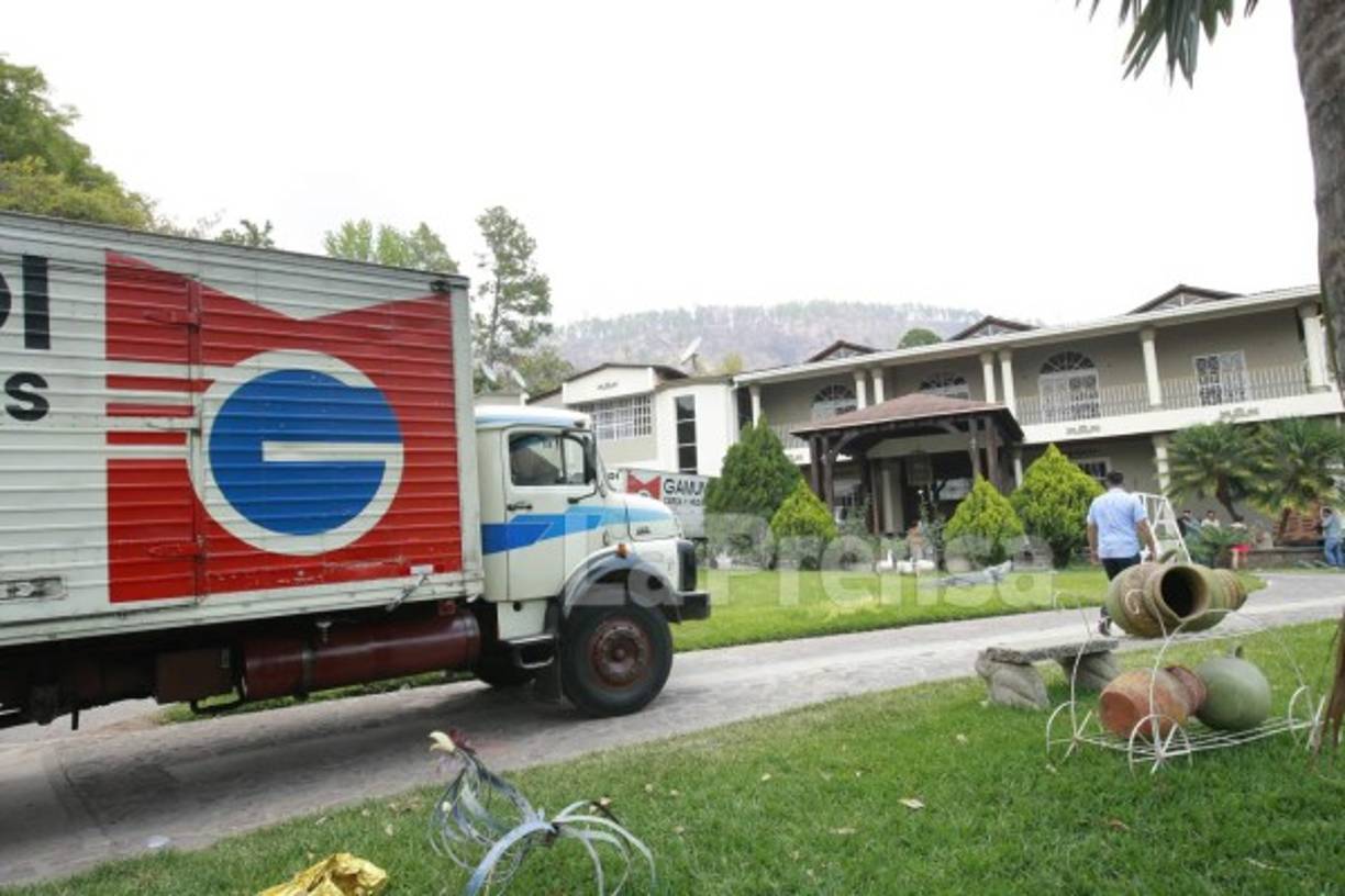 Con varios camiones de mudanza, el expresidente sacó sus pertenencias de la casa de habitación requerida por la Oabi.