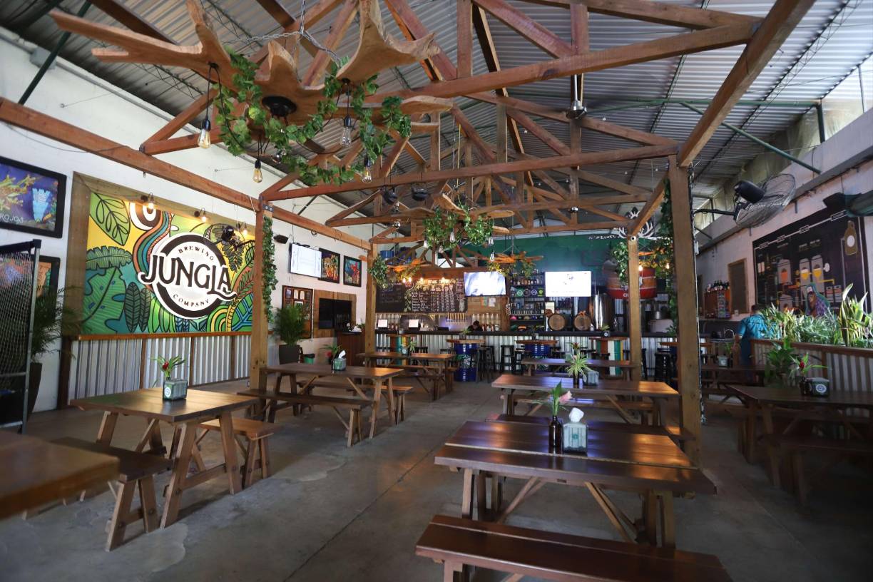 Además, una cervecería artesanal, donde usted puede pedir sus bebidas favoritas hasta las 11:00 p.m., un bar con un ambiente familiar y música en vivo.