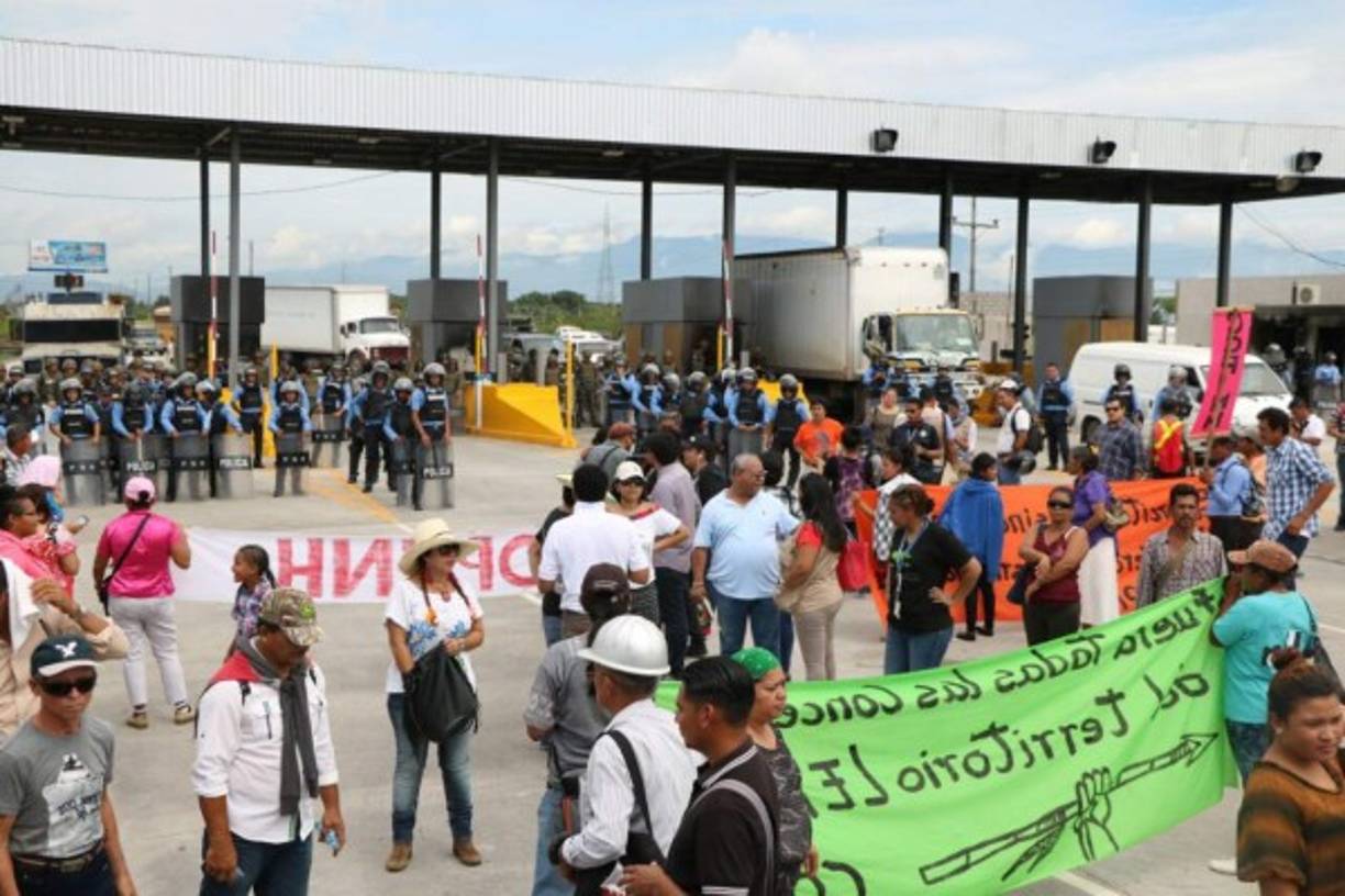 Los manifestantes que desarrollan un acto cultural estan a una orilla de la via.<br/>