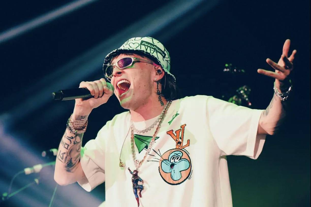 "Prendase otro de la verde pa’ desestresarnos que el MZ sigue laborando", concluye la canción, generando más preguntas sobre la naturaleza de las conexiones del cantante.