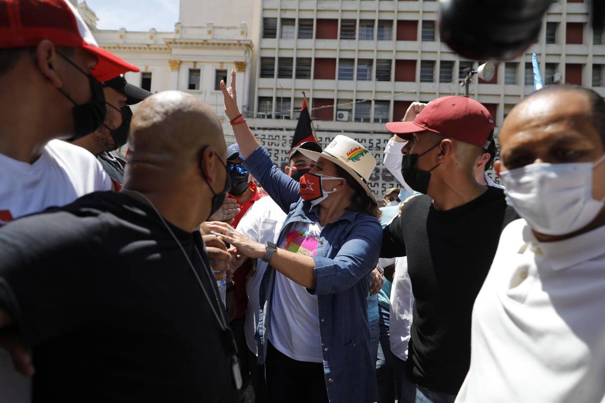 A la manifestación también se hizo presente la candidata presidencial del Partido Libre, Xiomara Castro, quien llegó acompañada de algunos de sus familiares, y acuerpada por cientos de sus simpatizantes. 