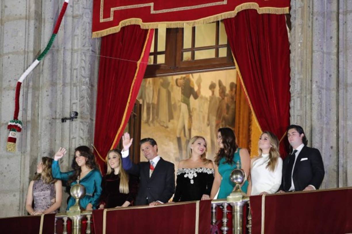 MEX301. CIUDAD DE MÉXICO (MÉXICO), 15/09/2017.- El presidente de México Enrique Peña Nieto (c) saluda junto a sus hijos y la primera dama Angélica Rivera (4d) durante la celebración del 207 aniversario del Grito de Independencia hoy, viernes 15 de septiembre de 2017, en la Plaza de la Constitución, frente a Palacio Nacional de la Ciudad de México (México). EFE/José Méndez