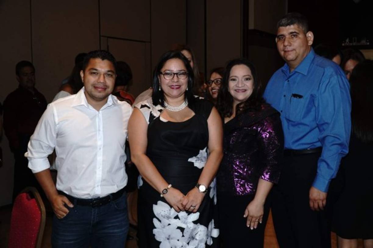 Néstor Doblado, Elisa Toro con Leslie y Edwin Cruz.